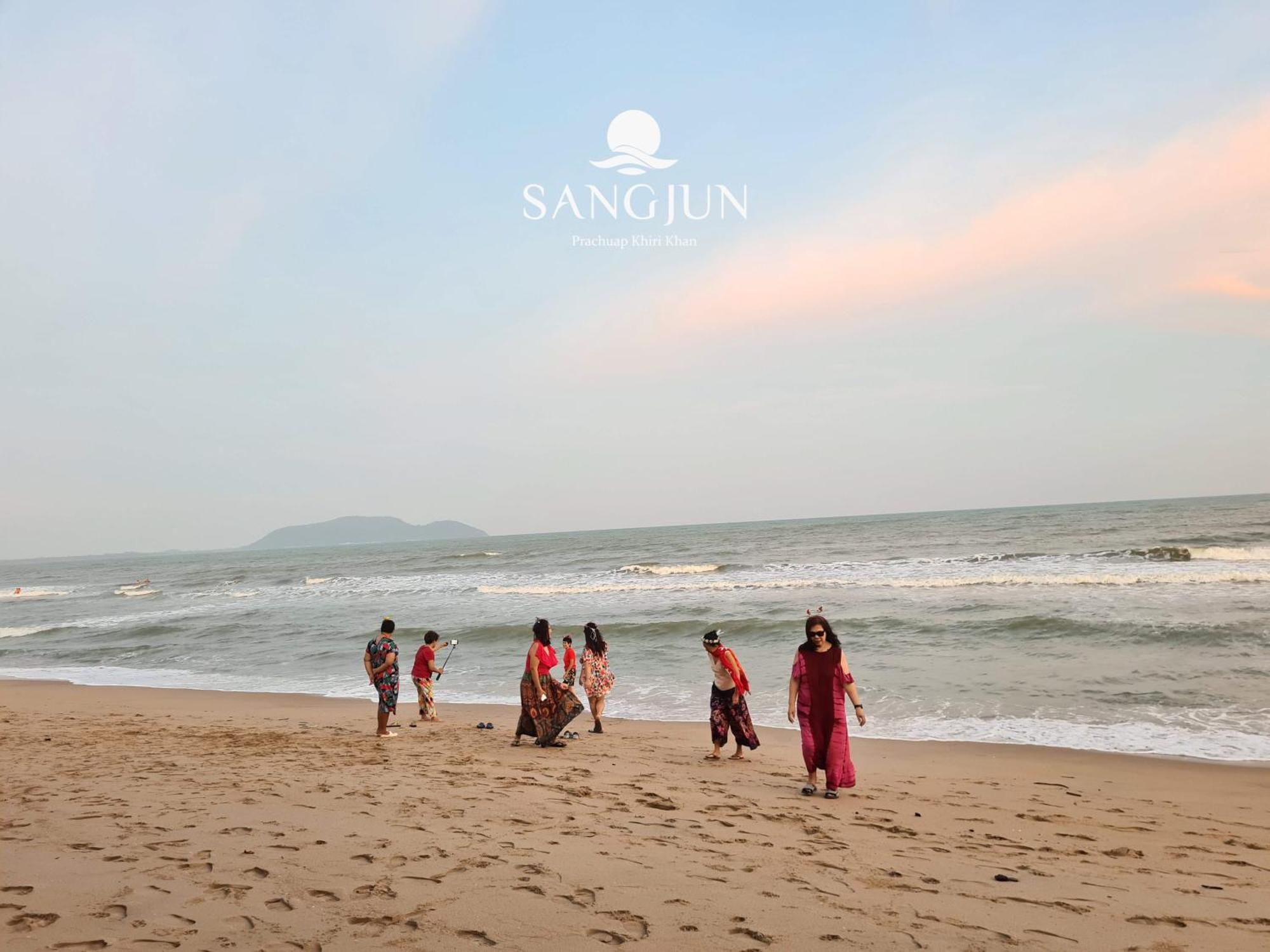 Sangjun On Beach Resort Bang Saphan Esterno foto