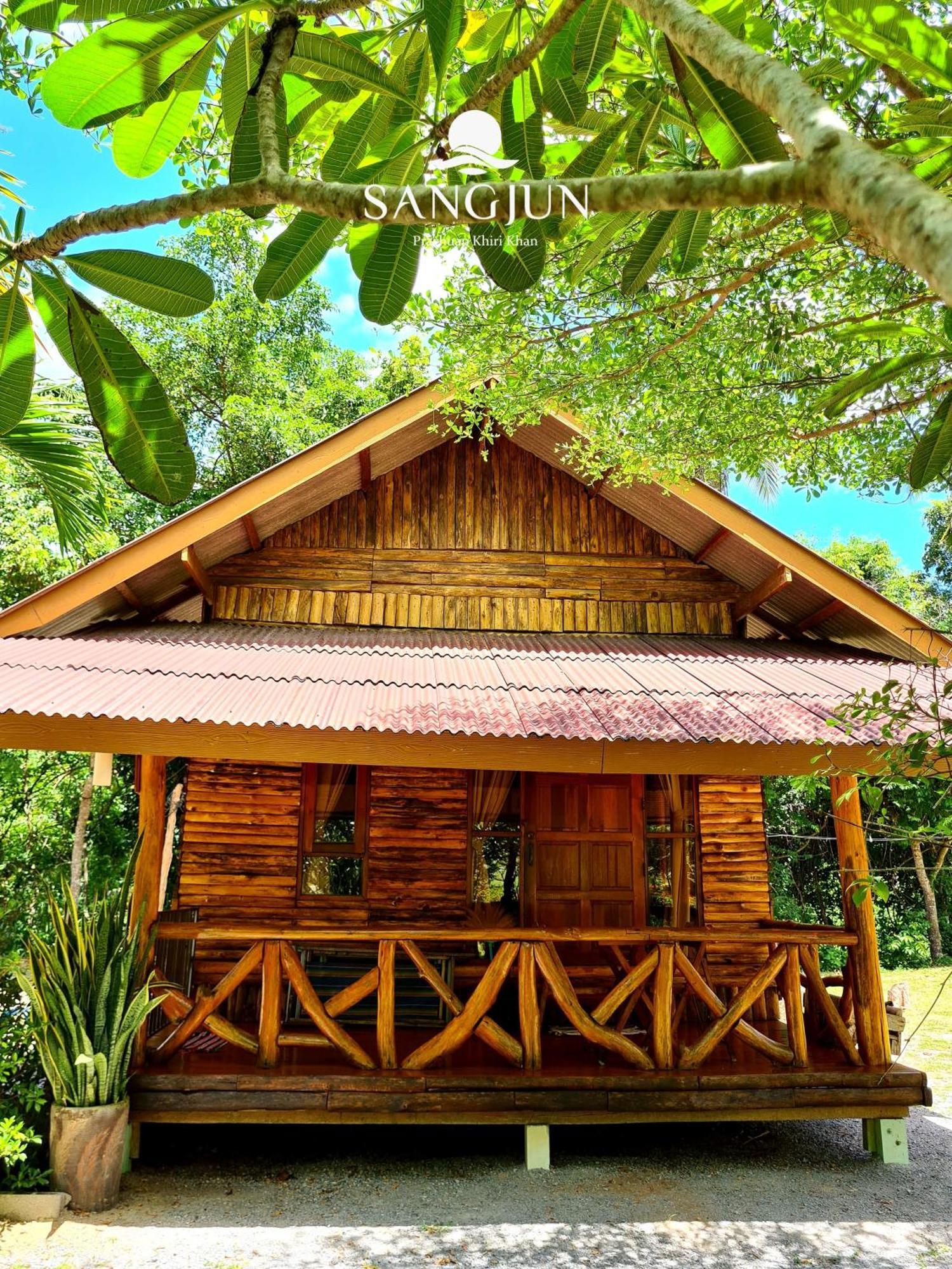 Sangjun On Beach Resort Bang Saphan Esterno foto