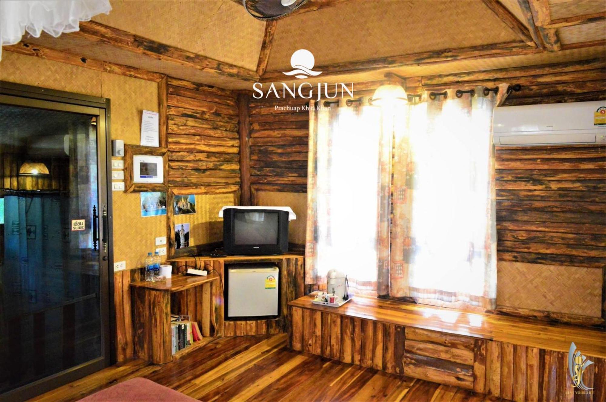 Sangjun On Beach Resort Bang Saphan Esterno foto