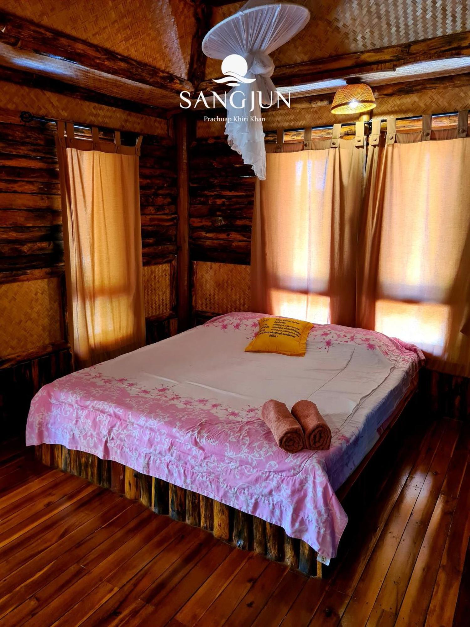 Sangjun On Beach Resort Bang Saphan Esterno foto
