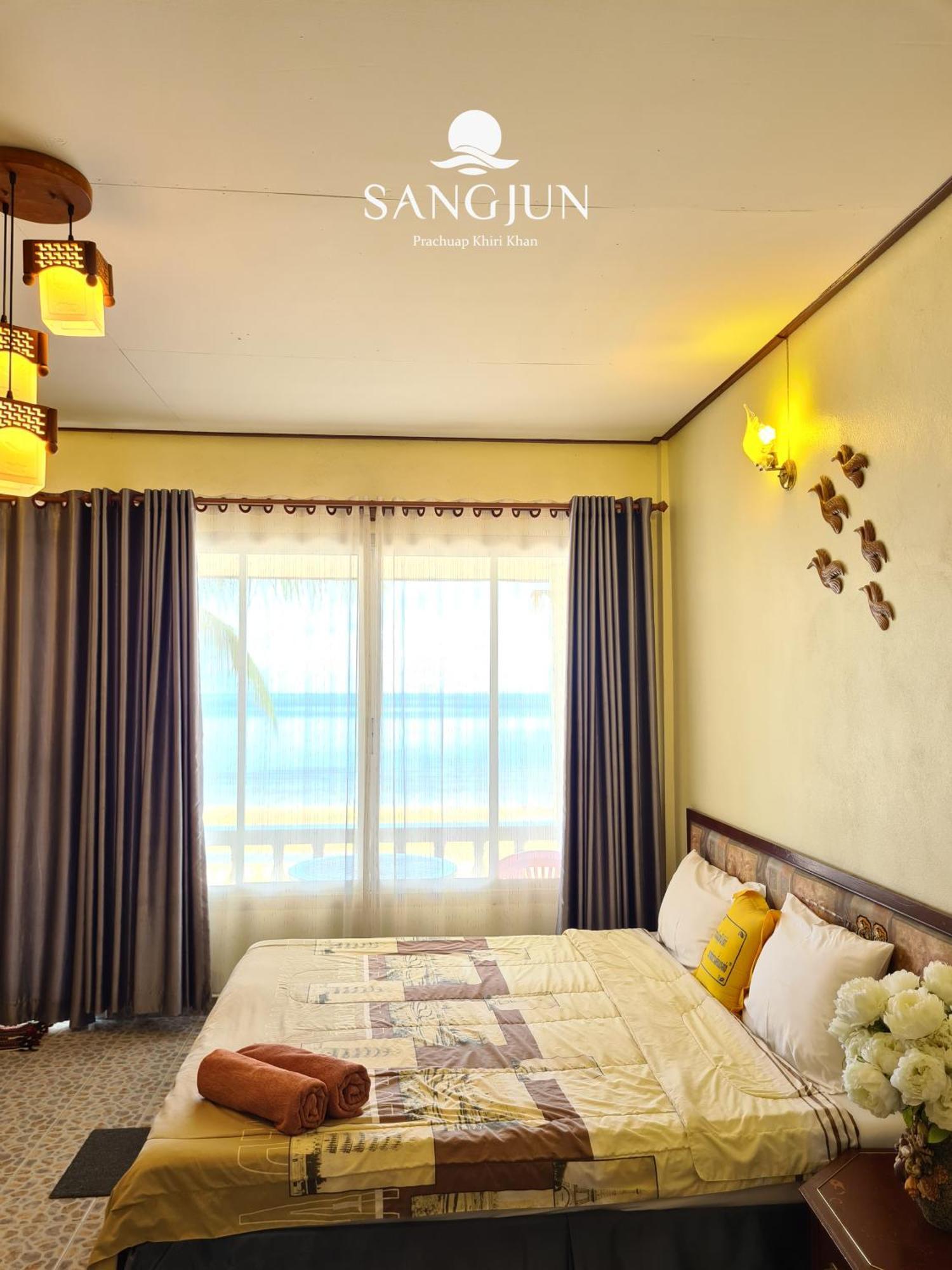 Sangjun On Beach Resort Bang Saphan Esterno foto