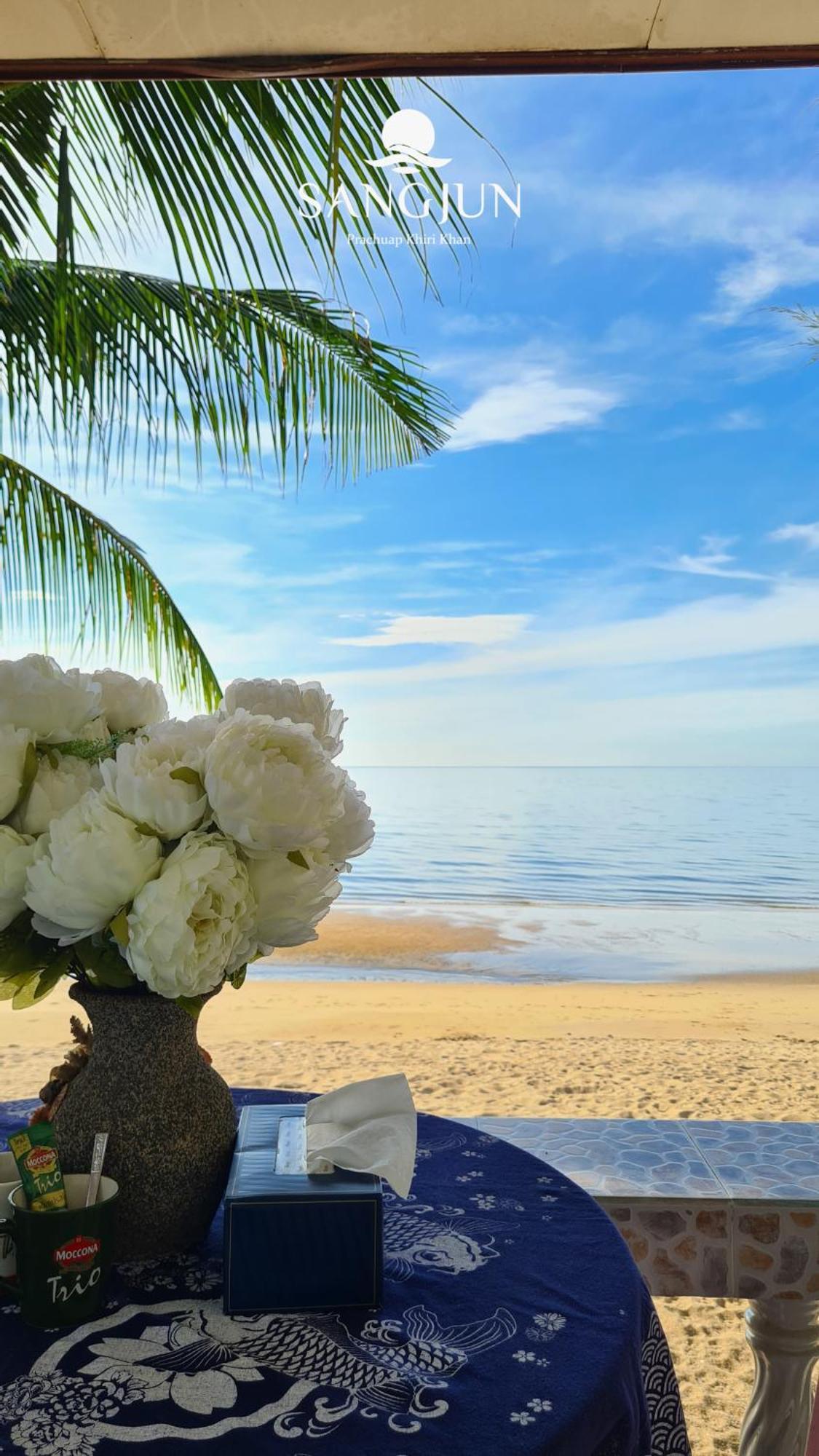 Sangjun On Beach Resort Bang Saphan Esterno foto