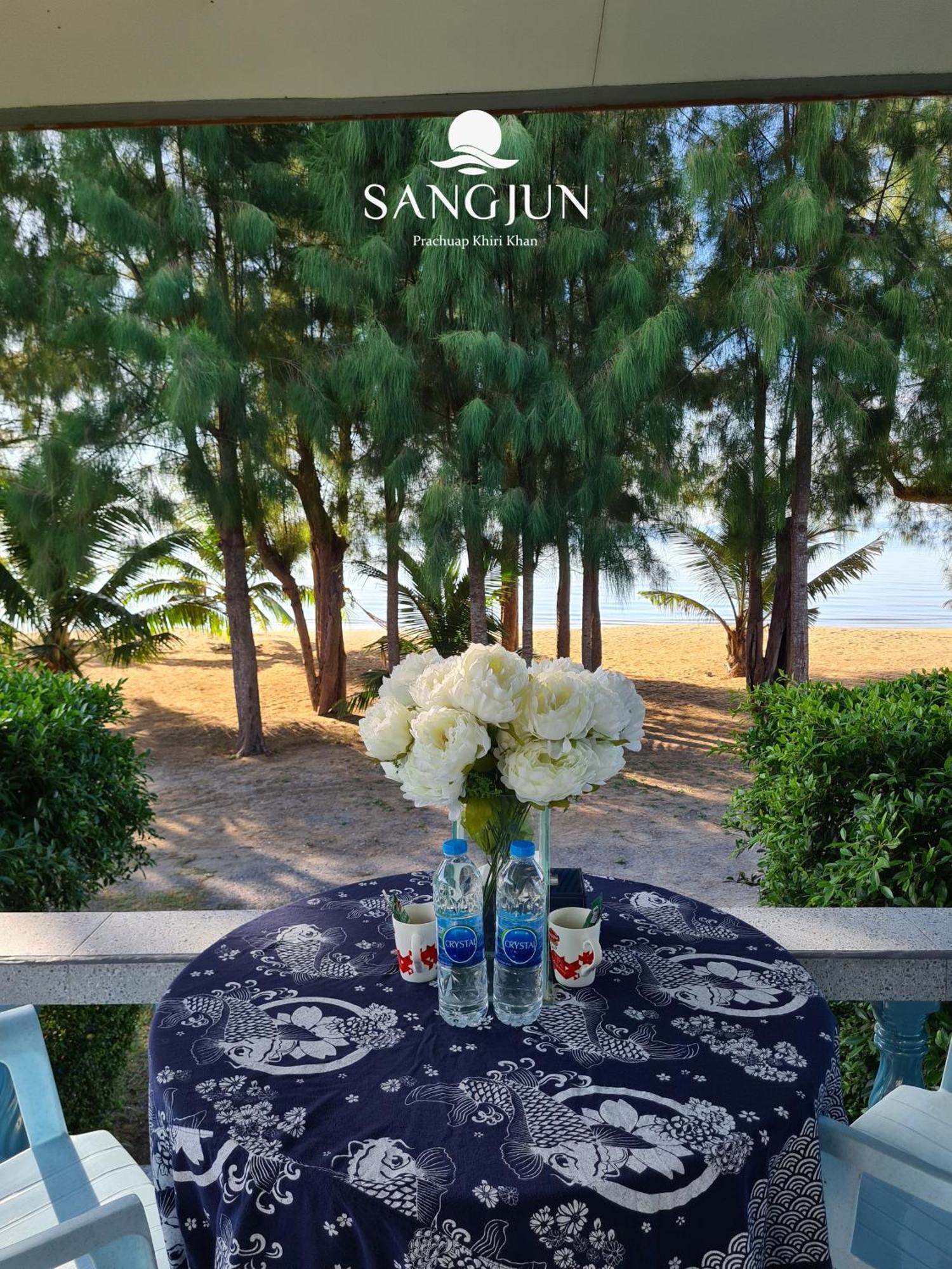 Sangjun On Beach Resort Bang Saphan Esterno foto